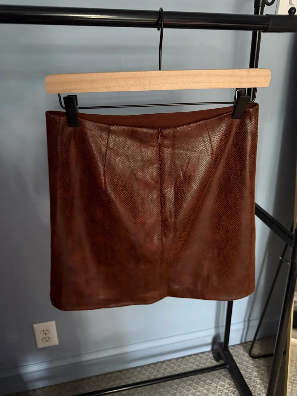 House of Harlow 1960 sleek leather